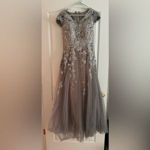 La Femme Embroidered V-Neck Mother of the Bride/Groom Dress, Size 6